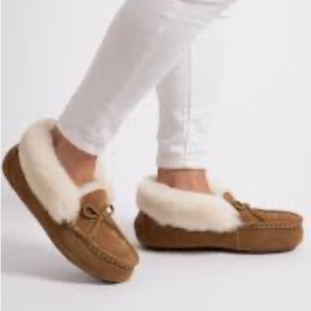 Dluxe by Dearfoams Woman’s Genuine Shearling Moc Slippers Chestnut Brown Size 7